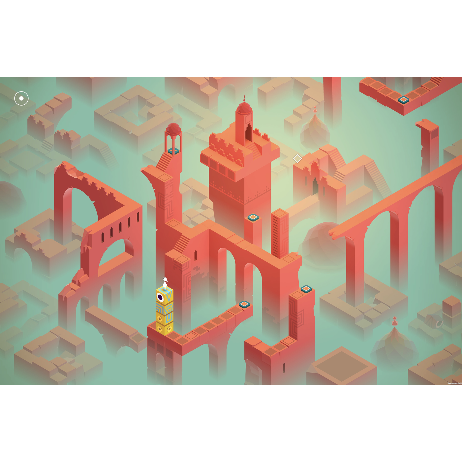 Een isometrische puzzelscène met rode structuren, trappen en bogen in een mistige omgeving. Een figuur staat bovenop gele blokken.