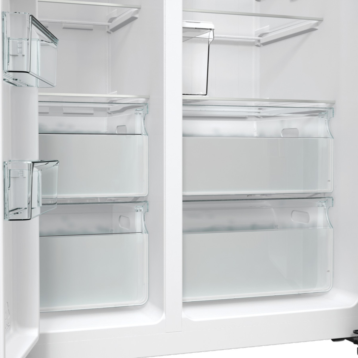 Otwarta biała lodówka z przezroczystymi szufladami i półkami. Wnętrze czyste i puste, z jasnym oświetleniem.