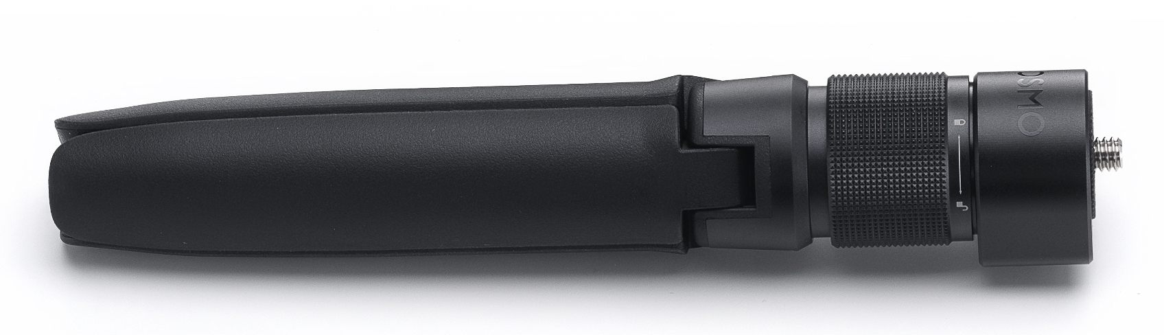 Czarny statyw Osmo. Ma uchwyt po lewej stronie i teksturowane pokrętło regulacyjne po prawej. Białe tło.