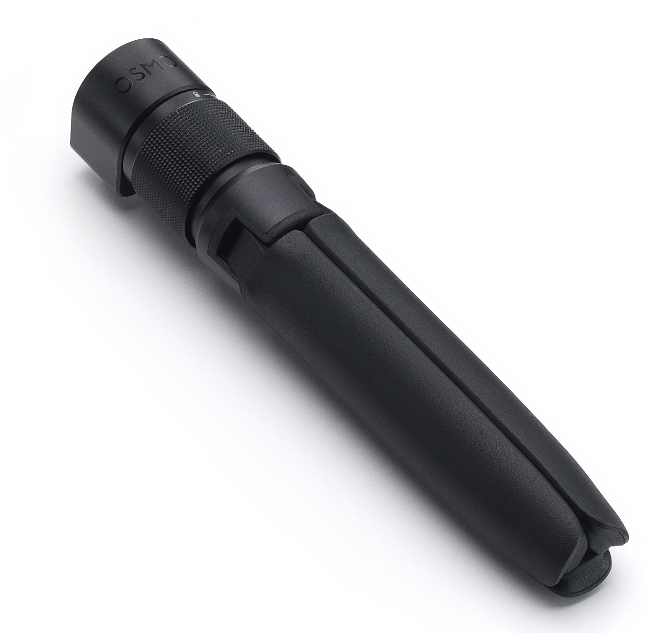 Czarny statyw Osmo na białej powierzchni. Statyw jest zamknięty. Ma teksturowany uchwyt i zaokrągloną górę.