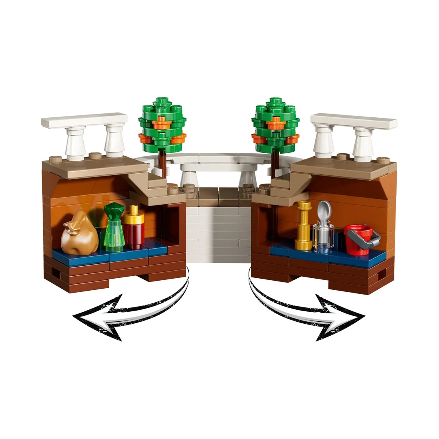 Una scena di fattoria Lego con due strutture marroni, alberi e vari oggetti. Frecce puntano verso la scena.