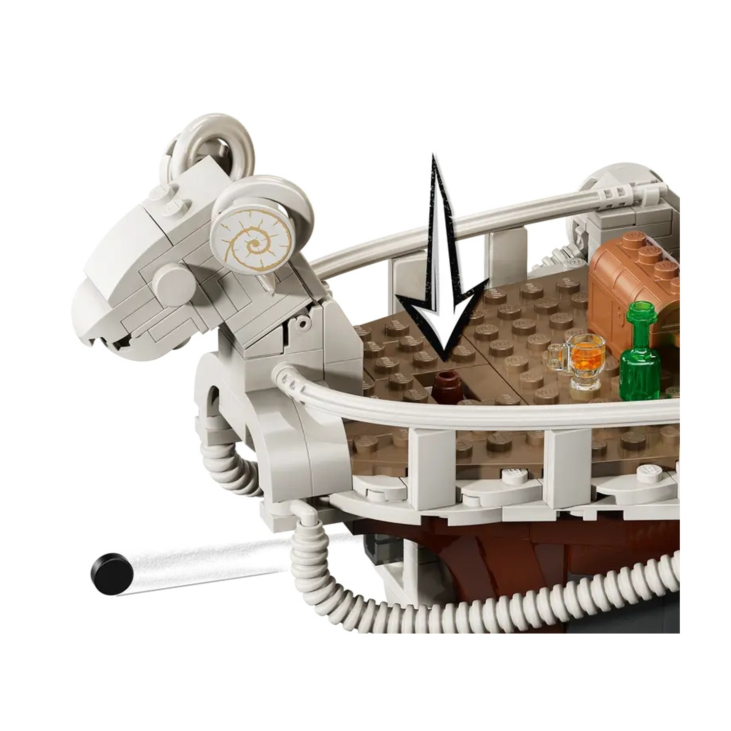 Una nave LEGO con testa di ariete, un forziere e bevande sul ponte. Un disco nero è di fronte alla nave.