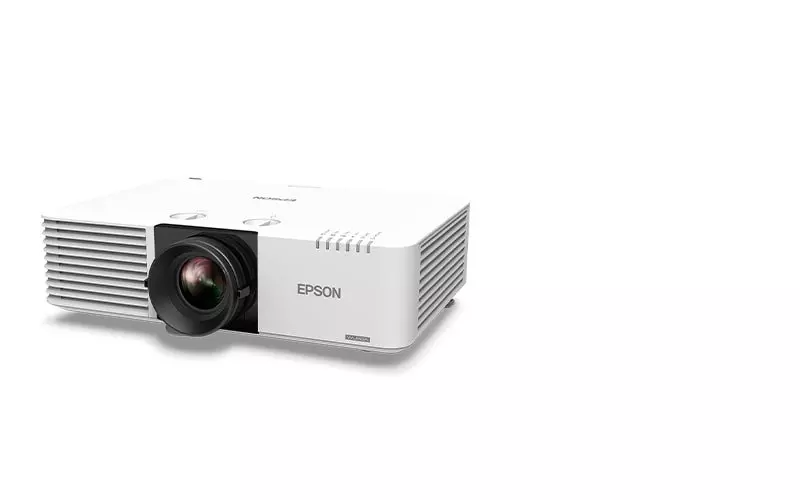 Egy fehér Epson projektor fehér háttérrel. A lencse fekete, és az EPSON szó látható.