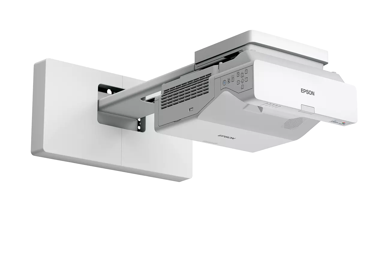 Egy fehér Epson projektor egy fehér falra van szerelve. A projektor szürke és fehér, Epson logóval.