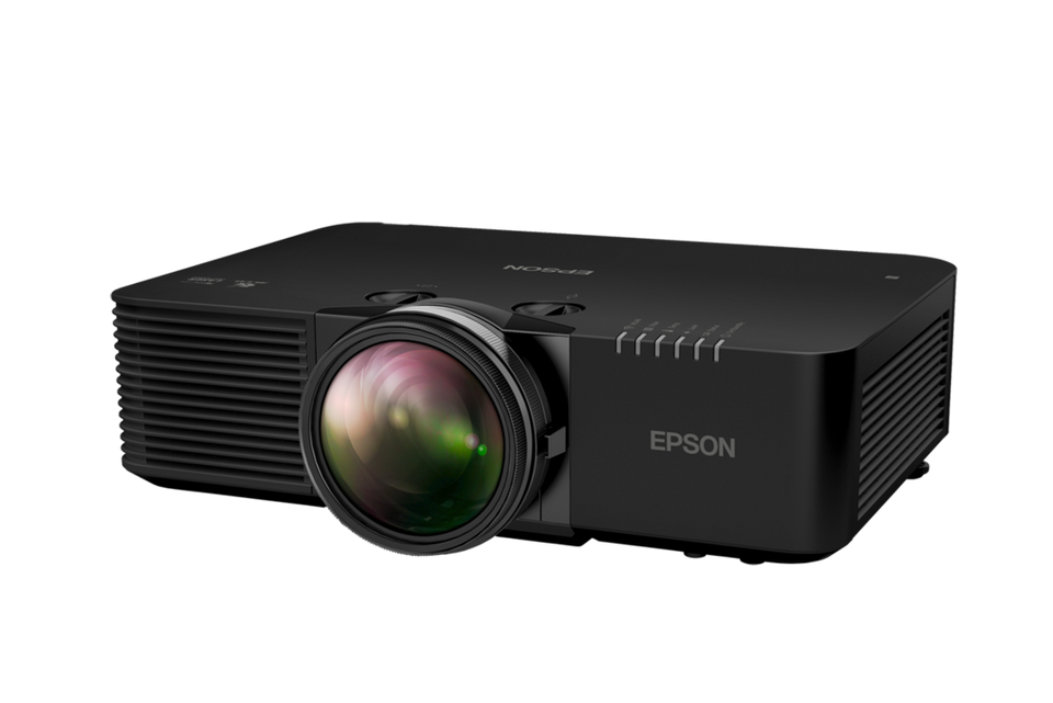Egy fekete Epson projektor látható, nagy objektívvel. Az objektív különböző színeket tükröz. A háttér fekete.
