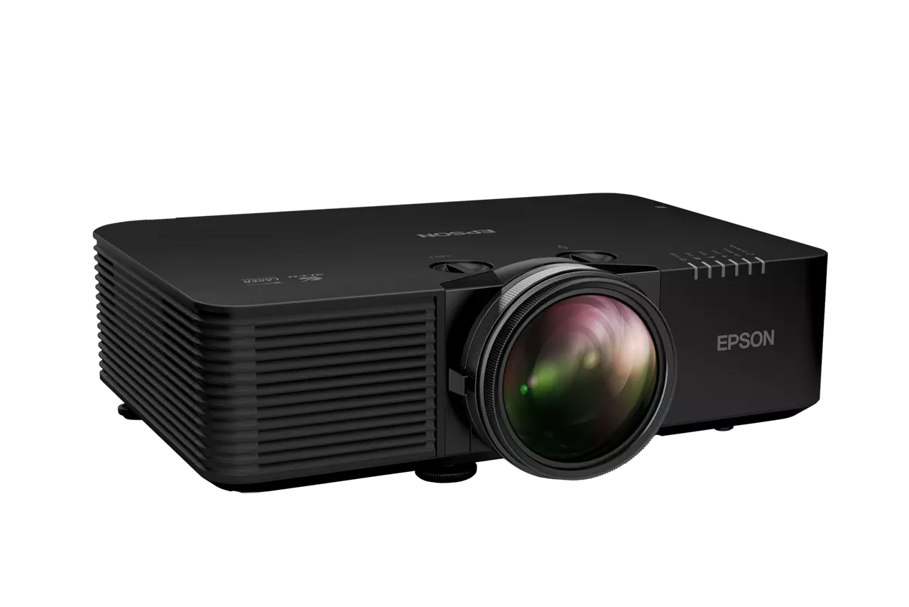 Egy fekete Epson projektor fekete háttér előtt. A lencse kiemelkedő, és az Epson logó látható. A kép jól megvilágított.