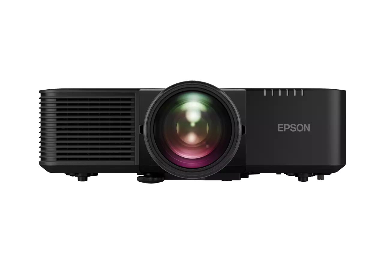 Egy fekete Epson projektor fekete háttér előtt. A lencse kiemelkedő, színes visszaverődéssel.