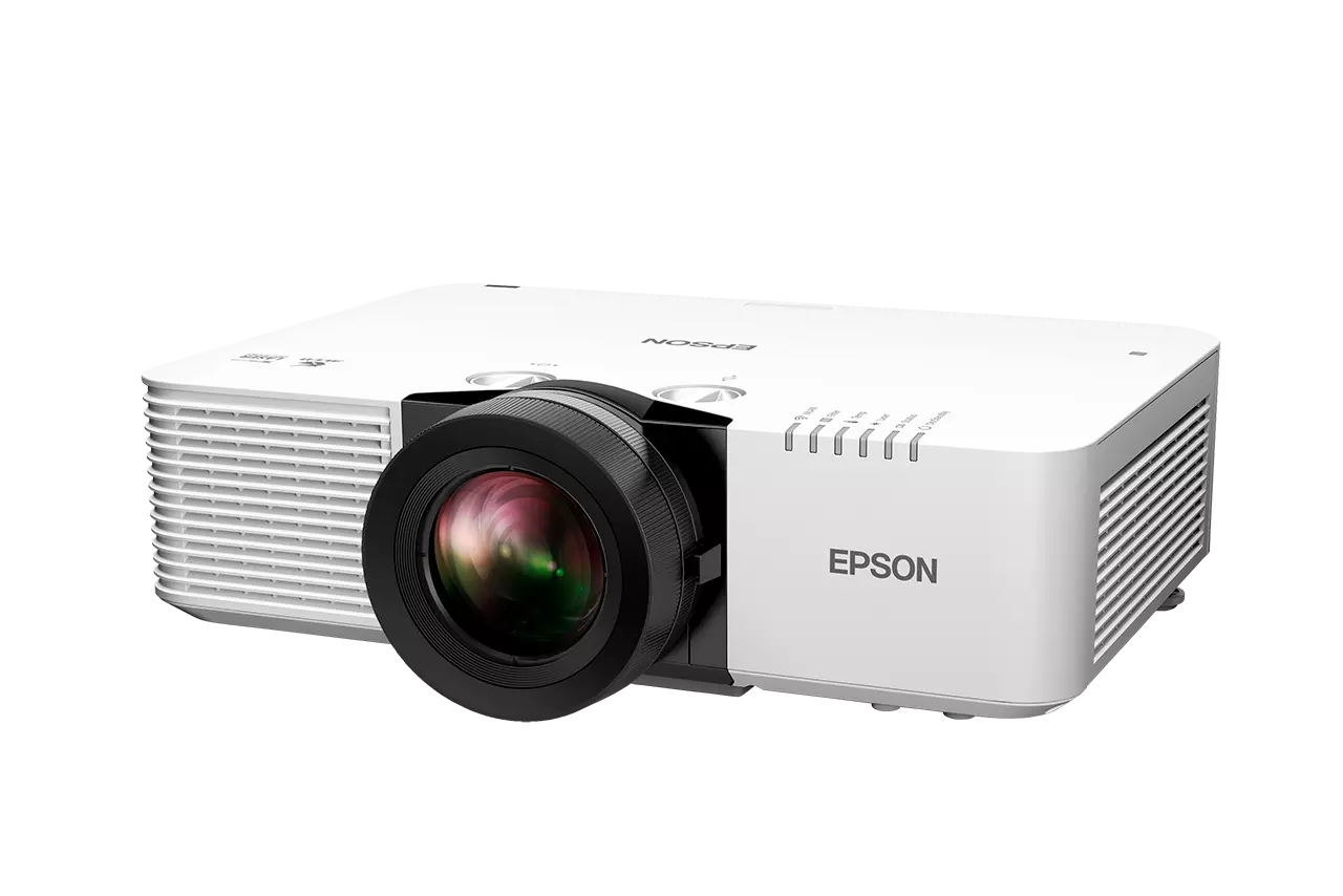 Fehér Epson projektor fekete háttérrel. Nagy fekete lencséje van, és látható az Epson logó.