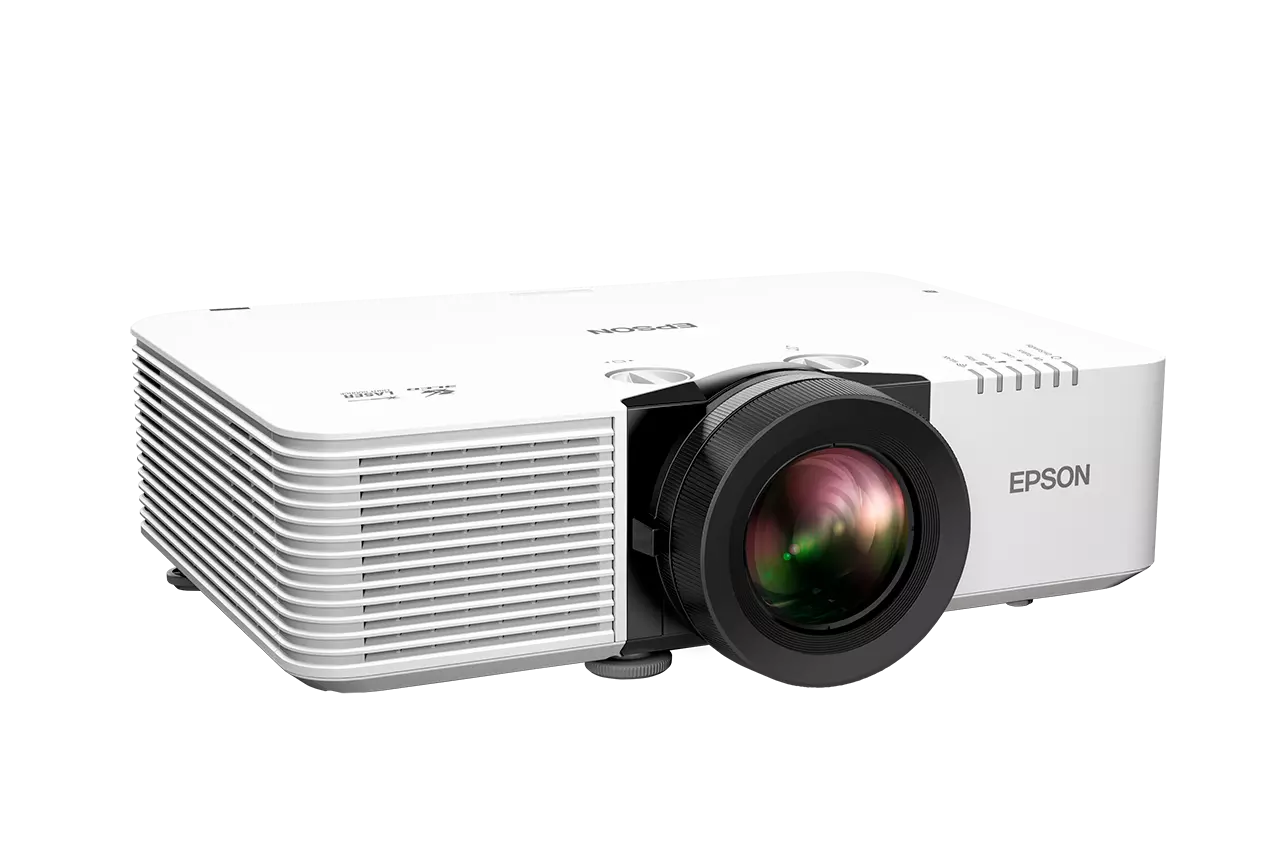 Egy fehér Epson projektor fekete háttéren. A lencse fekete, a márkanév látható.