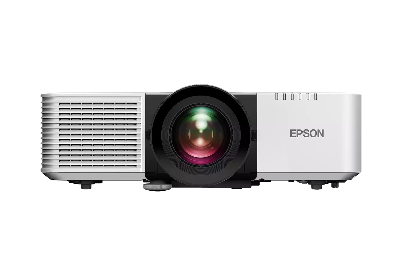 Egy fehér Epson projektor, nagy fekete lencsével. A lencsén piros és lila tükröződés látható. A háttér fekete.