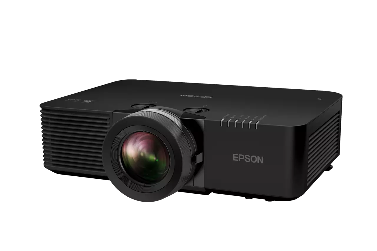 Egy fekete Epson projektor nagy objektívvel. Az objektív színeket tükröz. Az Epson felirat az oldalán.