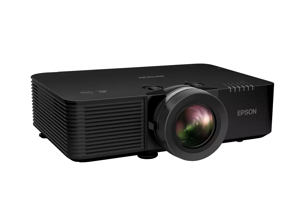 Egy fekete Epson projektor, nagy objektívvel és vezérlőpanellel. Az Epson logója látható. A háttér fekete.