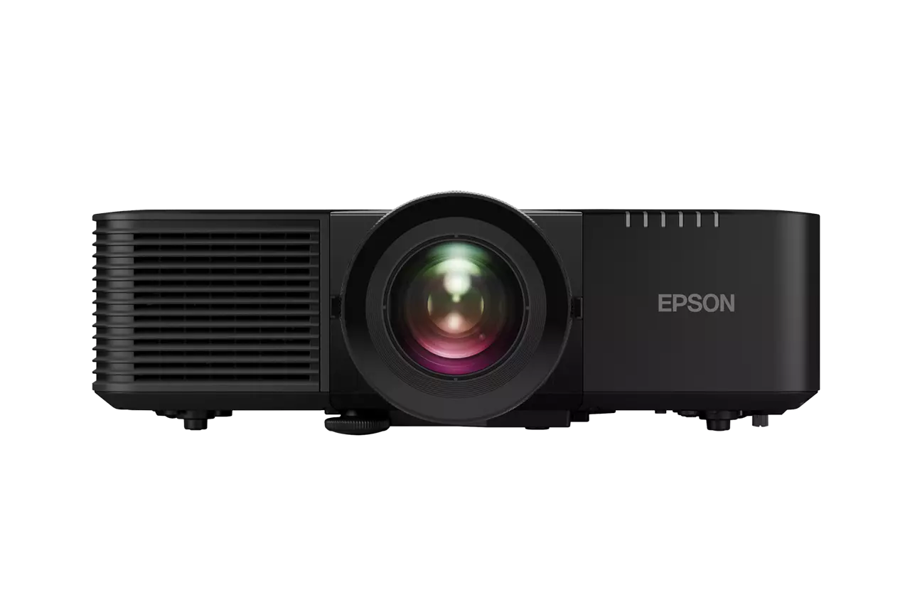 Egy fekete Epson projektor fekete háttér előtt. Nagy lencséje van, színes tükröződéssel és szellőzőnyílással.