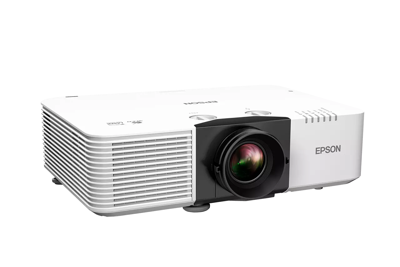 Fehér Epson projektor fekete lencsével fekete háttéren. A lencse fókuszban van. A márkanév oldalt található.