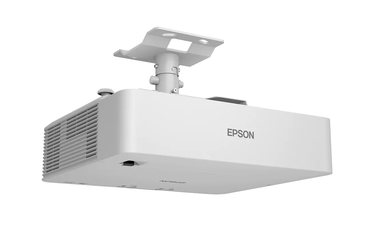 Fehér Epson projektor a mennyezetről lelógatva. Szellőzőráccsal és Epson logóval. A háttér fekete.