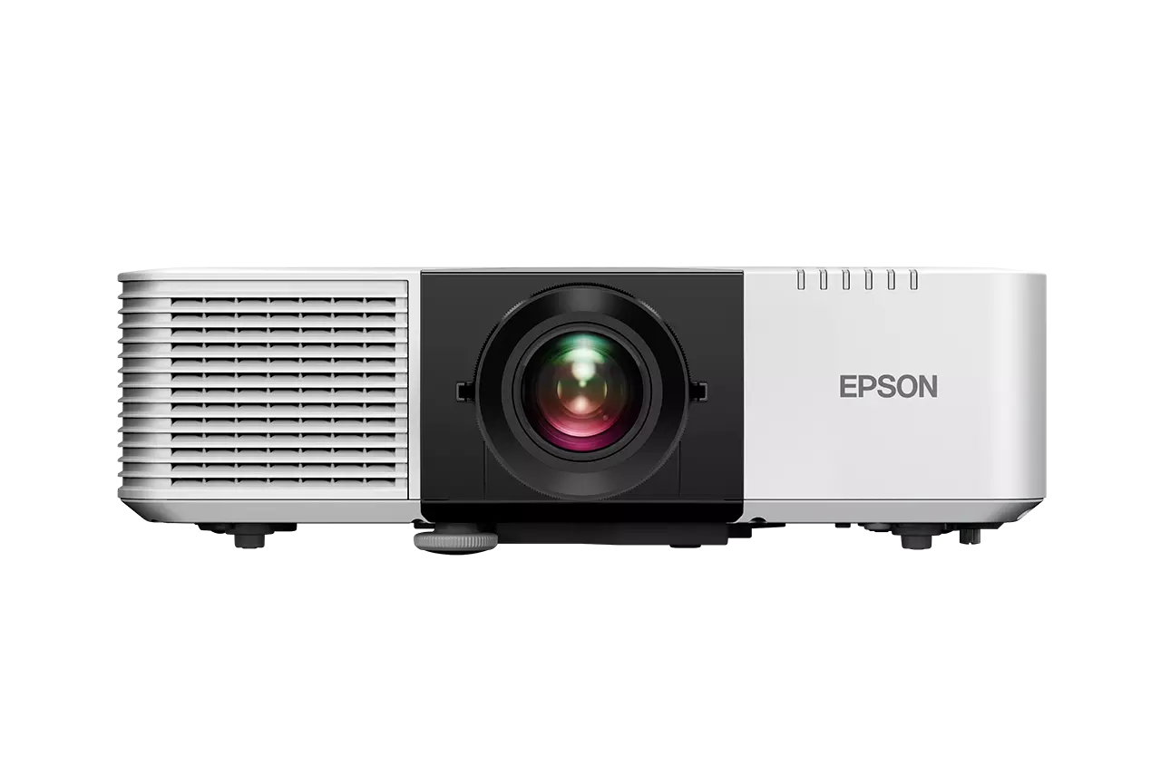 Egy Epson projektor, fehér, fekete lencsével és szellőzéssel. Az Epson logója látható. A háttér fekete.