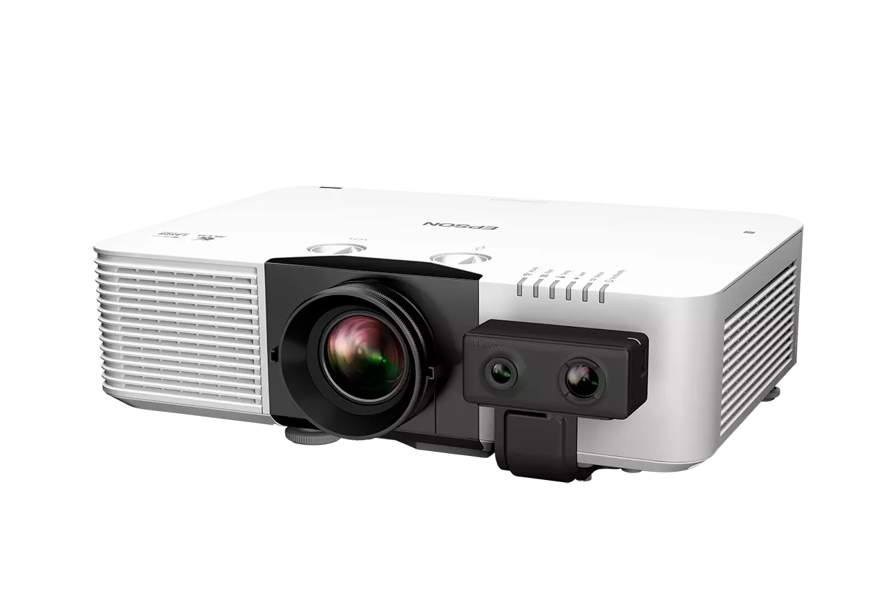 Fehér Epson projektor fekete objektívvel és egy kisebb fekete kamerával. A háttér fekete.