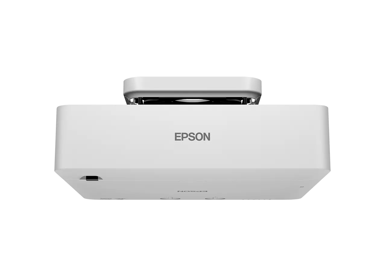 Egy fehér Epson projektor, látható márkajelzéssel. Fekete háttér előtt.