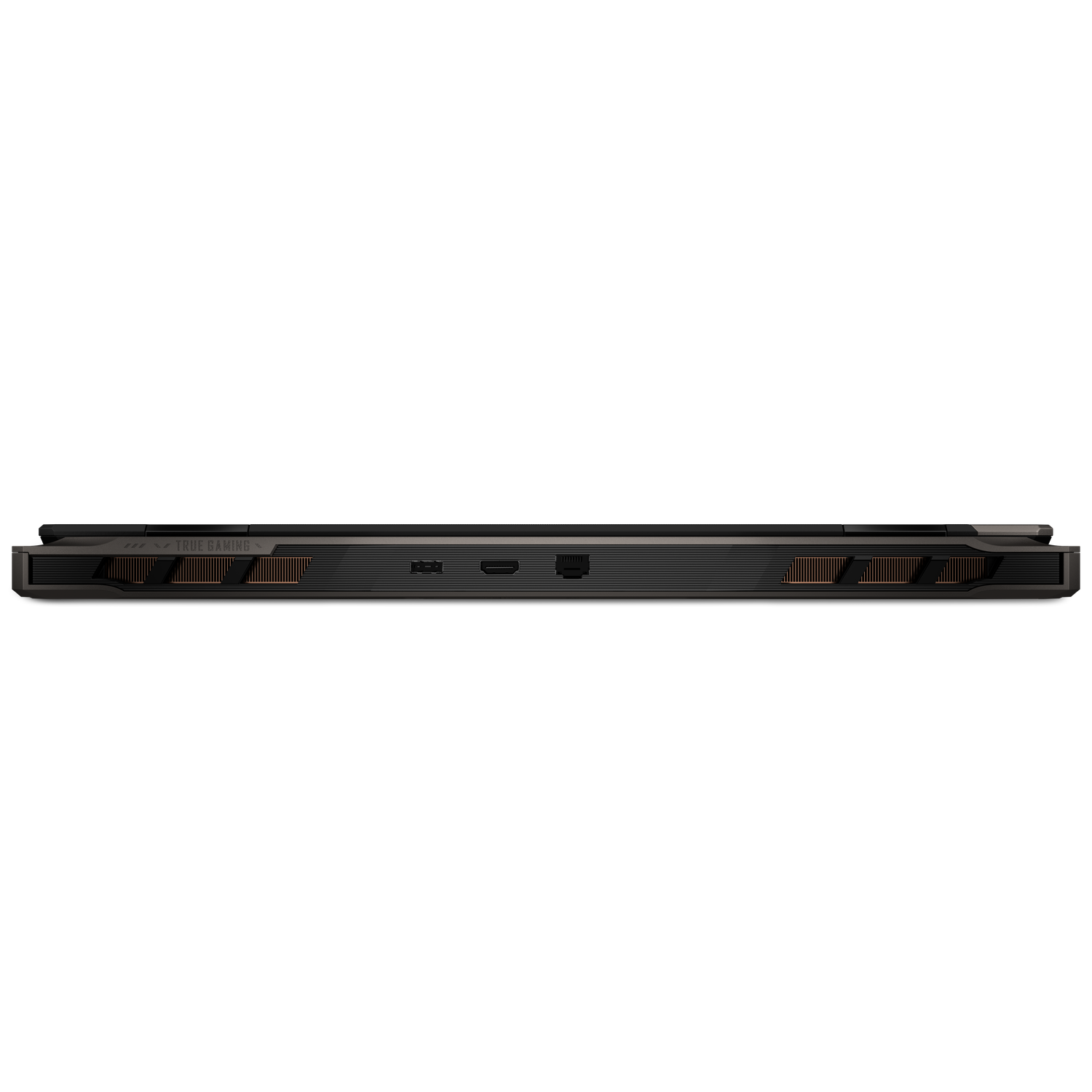 De onderkant van een laptop met poorten, ventilatieopeningen en de tekst 'TRUE GAMING'. De achtergrond is zwart.