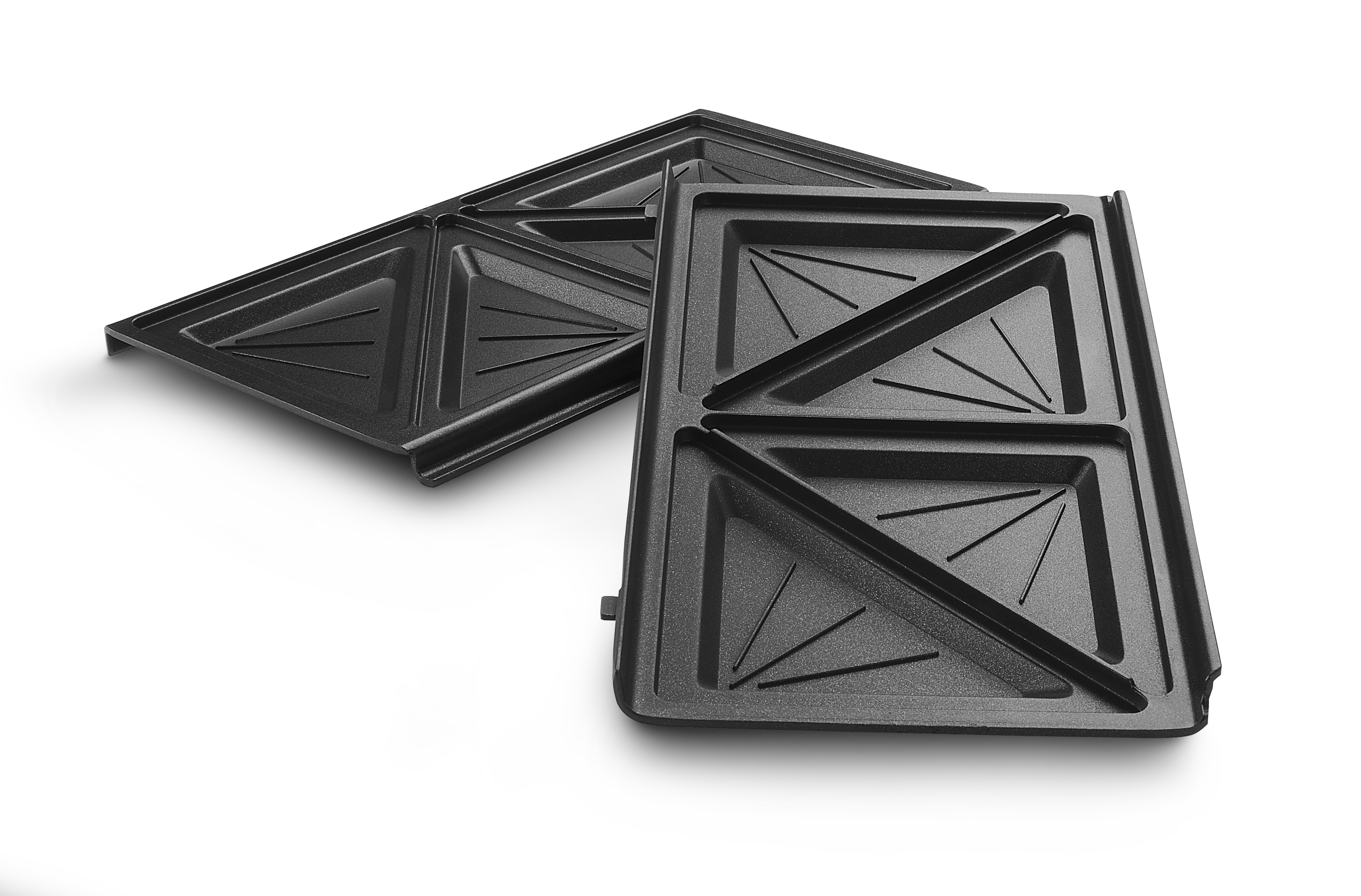 Drei schwarze Sandwich-Grillplatten auf schwarzem Hintergrund. Die Platten sind dreieckig und haben diagonale Rippen.