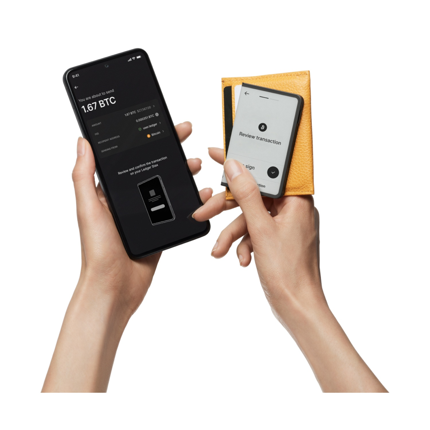 Mani che tengono un telefono e un piccolo dispositivo, che mostrano una transazione Bitcoin. Visibile anche un portafoglio giallo.