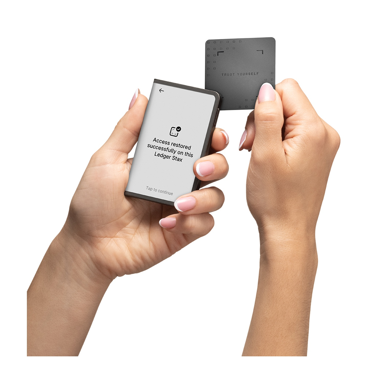 Mani che tengono un Ledger Stax e una carta. Lo Stax mostra: Accesso ripristinato con successo.