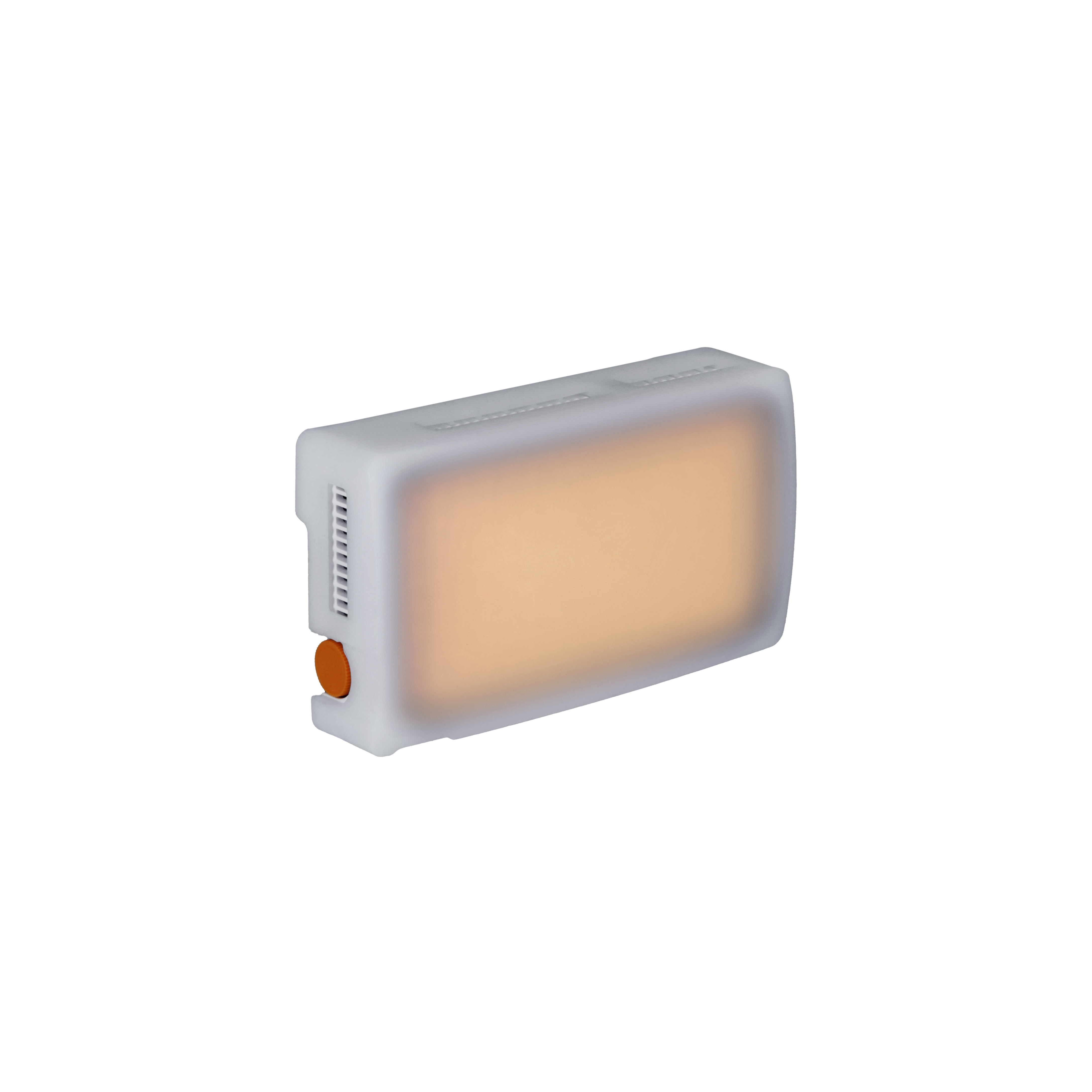 Ein rechteckiges, weißes Gerät mit orangefarbenem Knopf strahlt warmes Licht aus. Es ist vor weißem Hintergrund platziert.