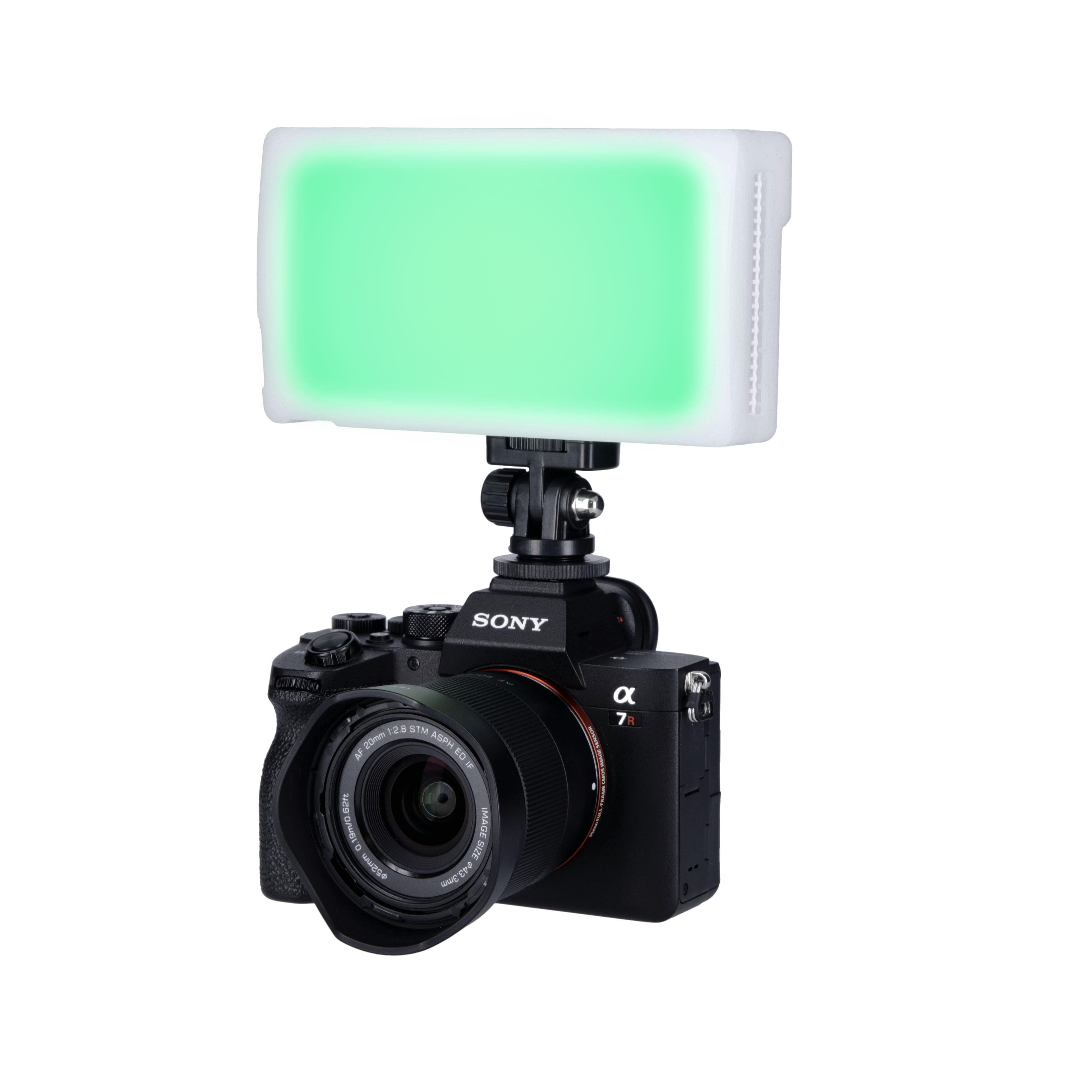 Eine schwarze Sony-Kamera mit Objektiv ist unter einem grünen LED-Licht montiert. Der Hintergrund ist weiß.