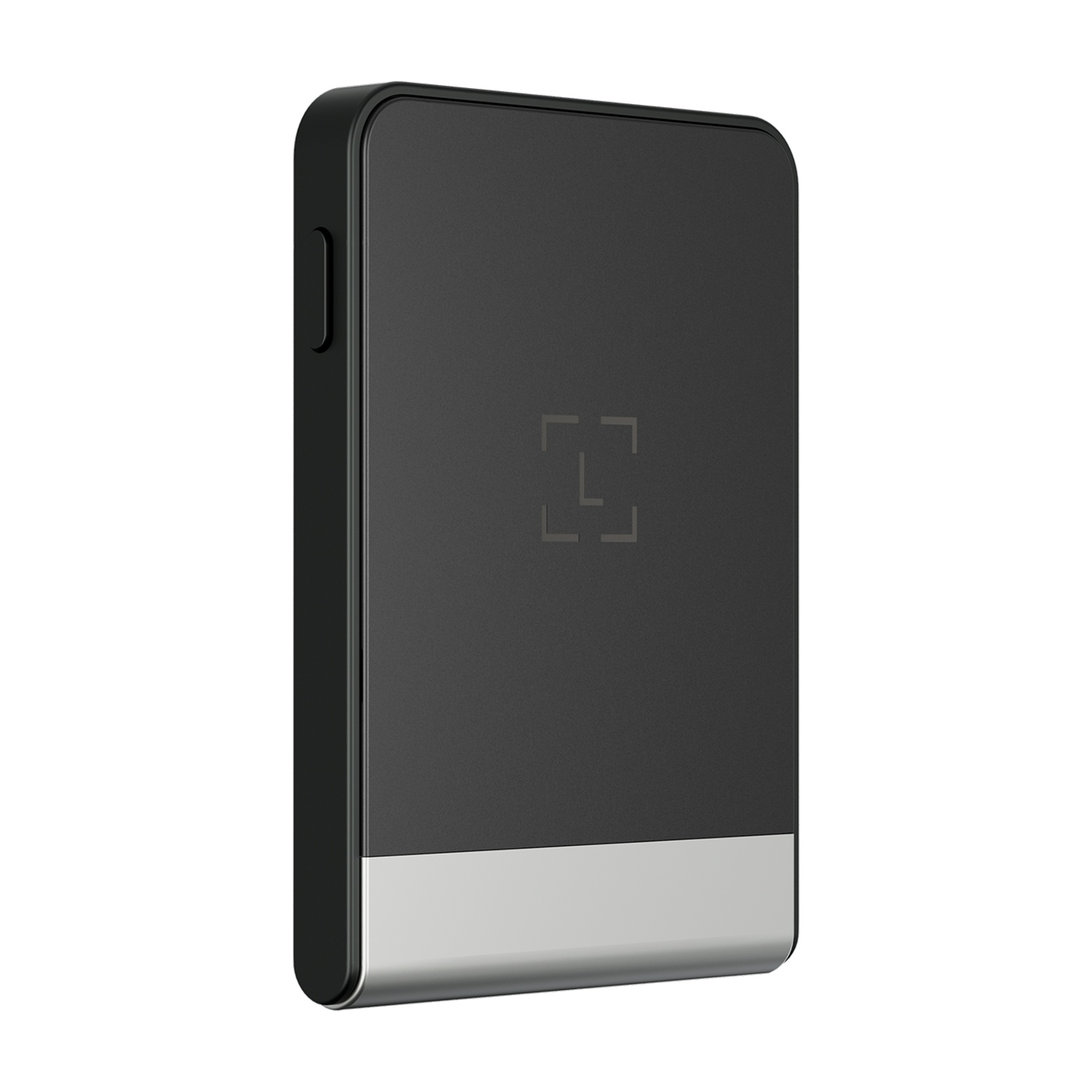 Dispositivo rettangolare nero con base argentata. Ha un logo quadrato sul davanti. Pulsante di accensione sul lato. È un caricabatterie wireless.