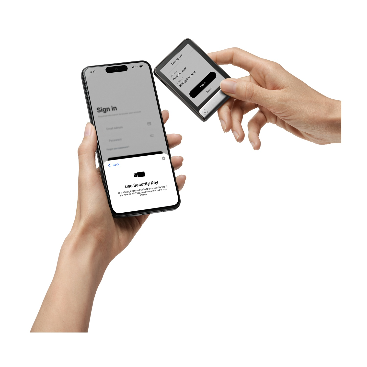 Mani che tengono telefono e chiave di sicurezza. Il telefono mostra una schermata di accesso. La chiave mostra il sito web e l'ID utente. Istruzioni per l'uso della chiave NFC.