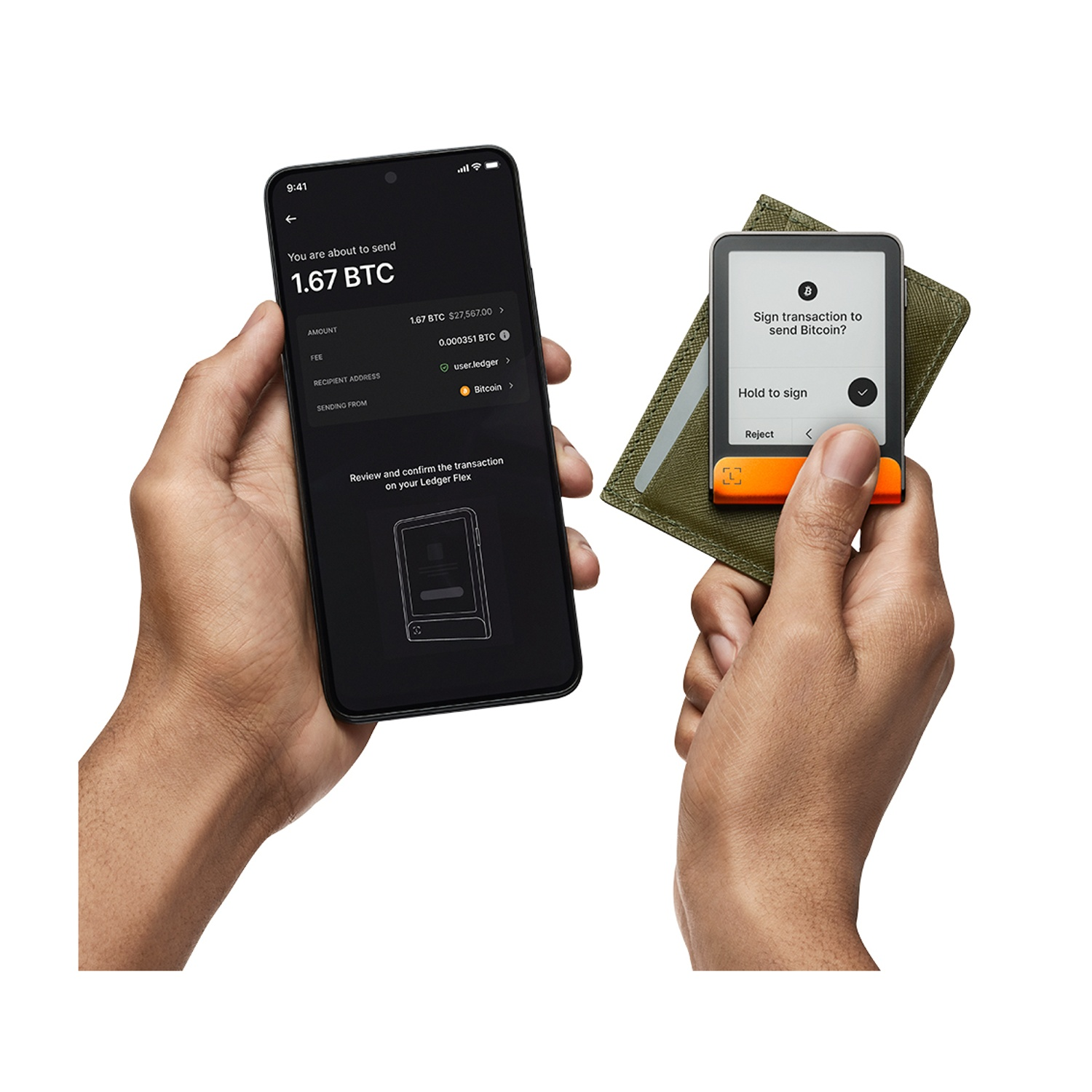 Mani che tengono uno smartphone e un dispositivo Ledger. Il telefono mostra i dettagli della transazione Bitcoin. Ledger chiede di firmare.