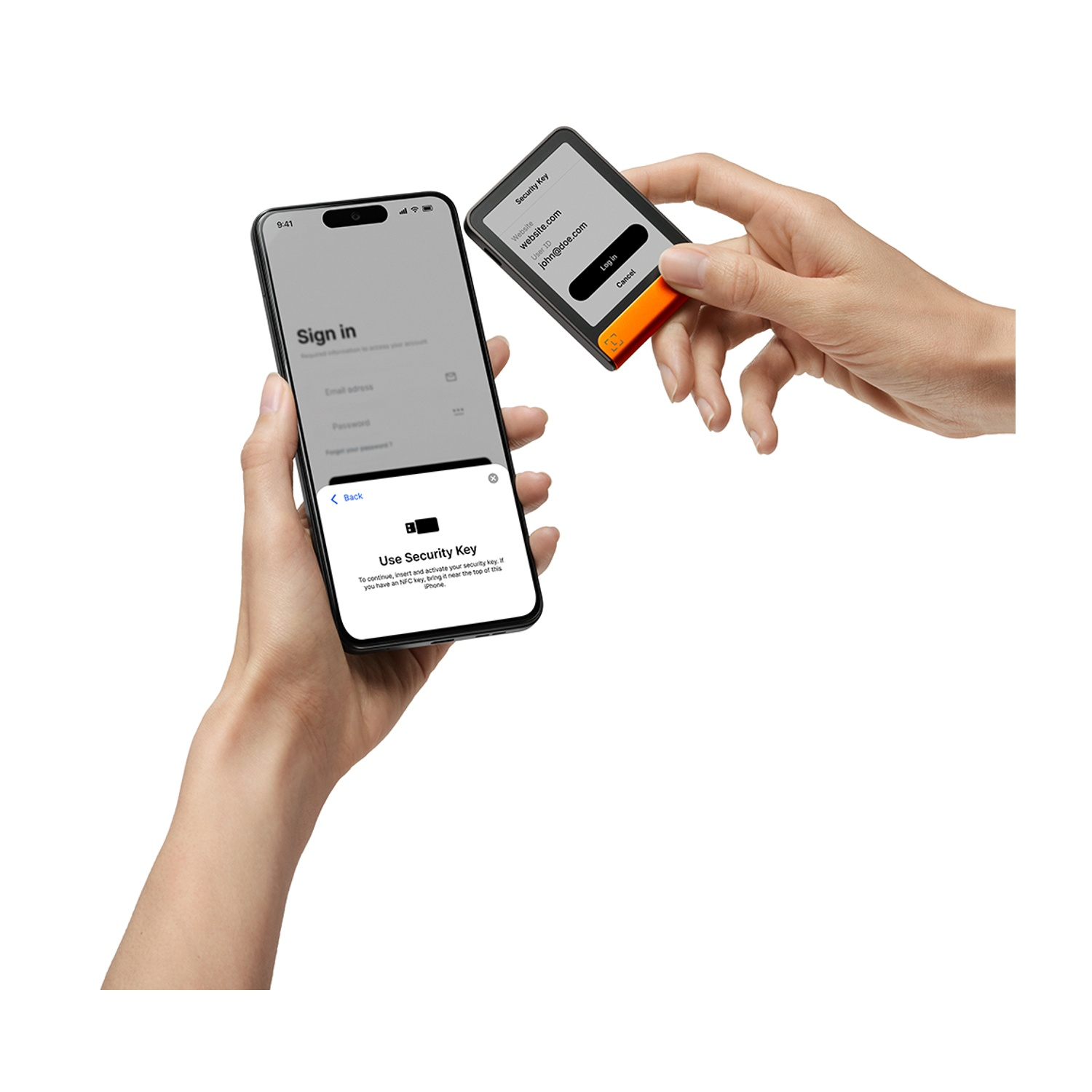 Mani che tengono un telefono e una chiave di sicurezza. Il telefono mostra una schermata di accesso e un invito a usare la chiave.