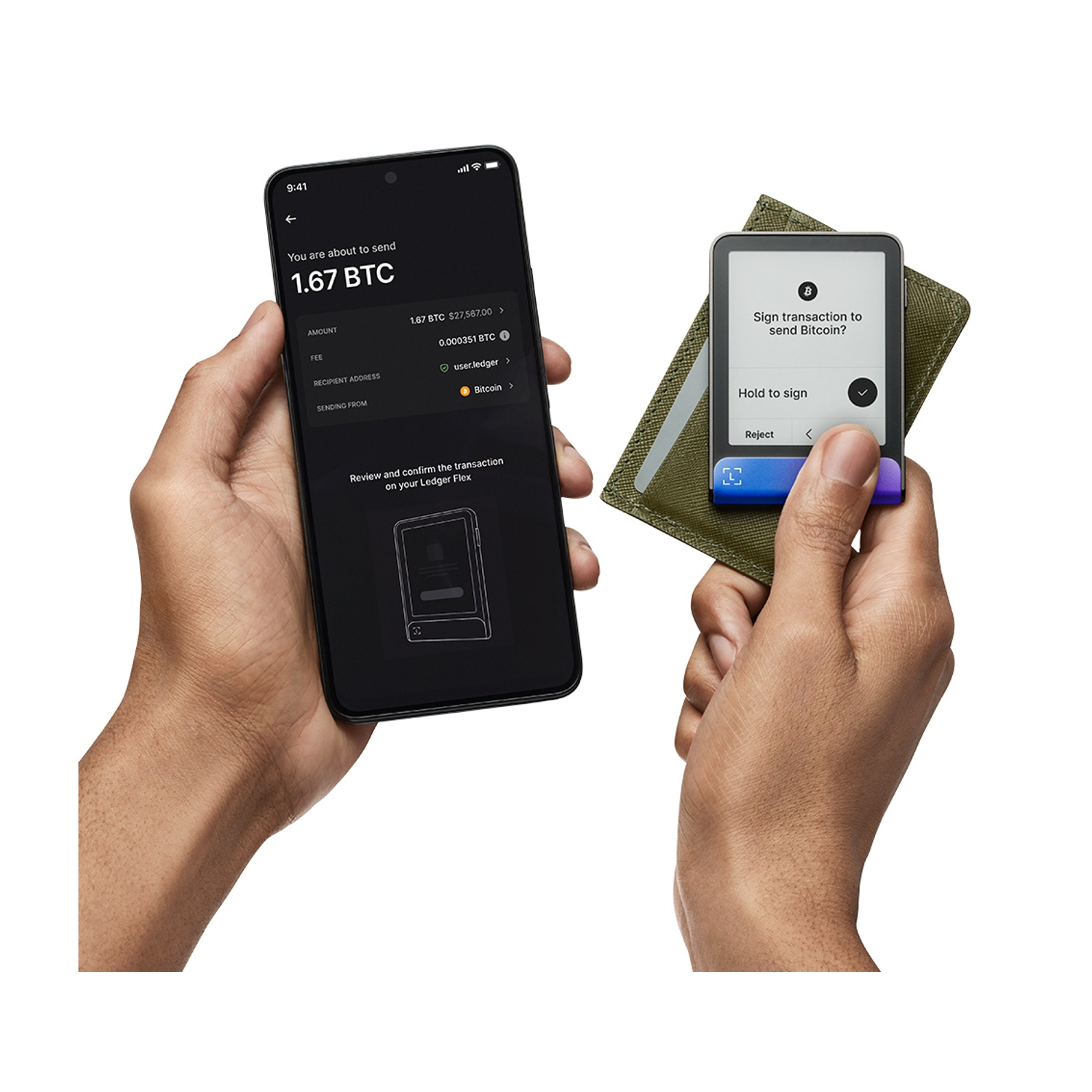 Mani che tengono un telefono e un Ledger. Il telefono mostra i dettagli della transazione Bitcoin. Il Ledger ha uno schermo con opzioni di firma.