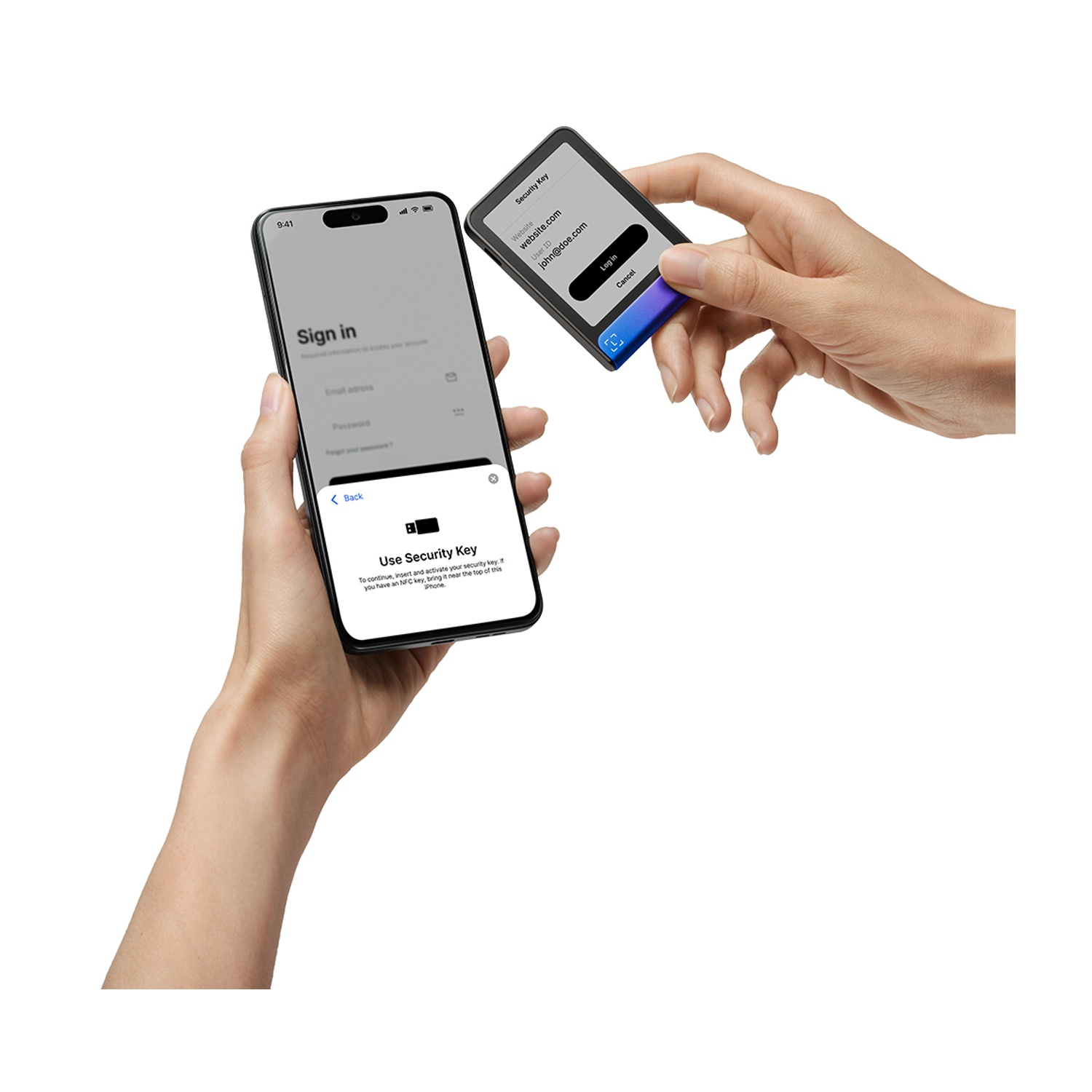 Mani che tengono un telefono e una chiave di sicurezza. Il telefono mostra una schermata di accesso. La chiave ha un sito Web e un ID utente.