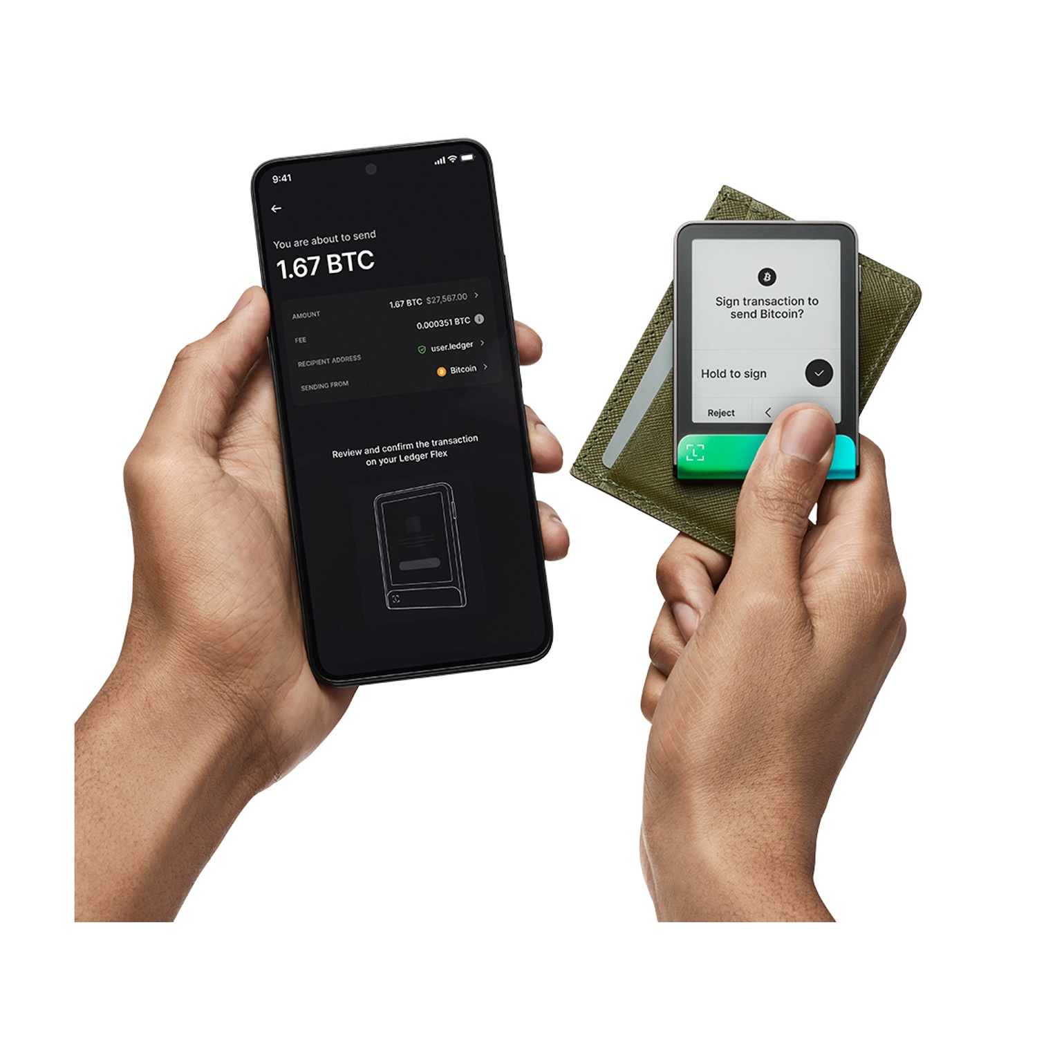 Mani che tengono smartphone e Ledger Flex, mostrando una transazione Bitcoin. Dettagli di importo, commissioni e destinatario visibili.