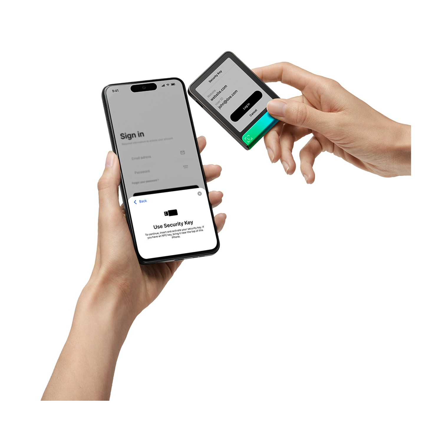 Mani che tengono un telefono e una chiave di sicurezza. Il telefono mostra una schermata di accesso. La chiave ha uno schermo.