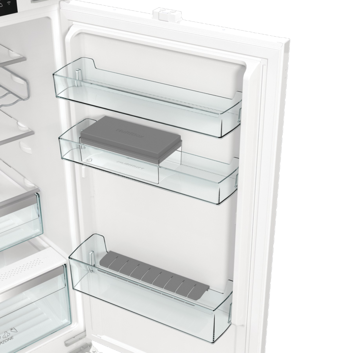 Wnętrze otwartej białej lodówki ze szklanymi półkami. Szare pudełko 'MultiBox' na półce. Kolejna półka z szarym separatorem.