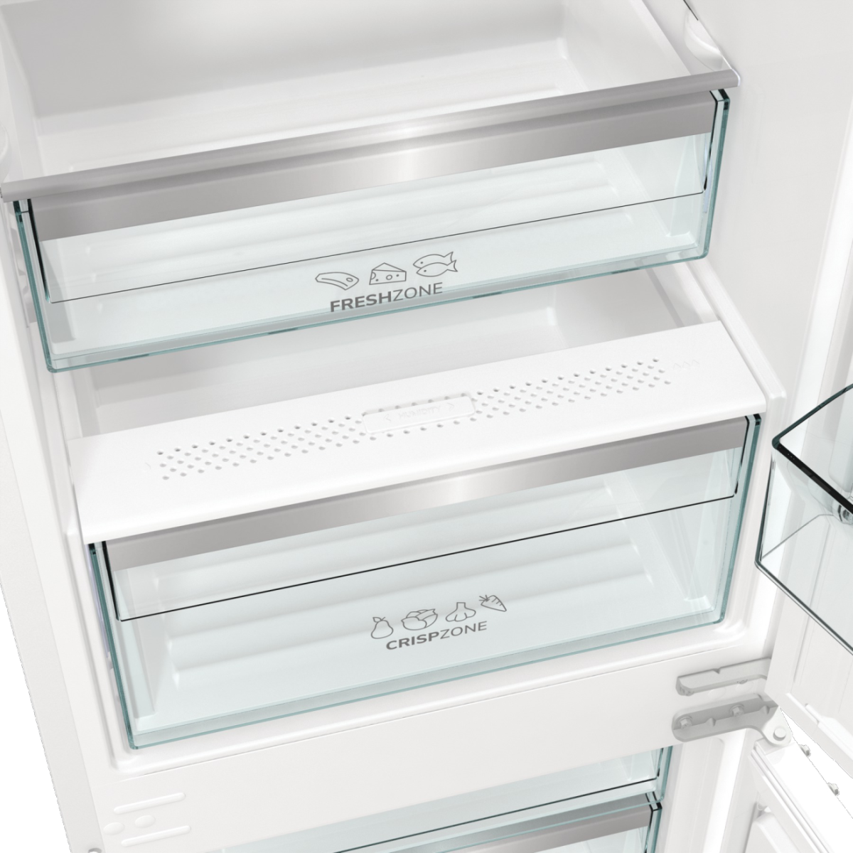 Wnętrze lodówki. Są dwie szuflady, jedna z napisem 'FRESHZONE', a druga 'CRISPSZONE'. Szuflady są przezroczyste z metalowymi wykończeniami.