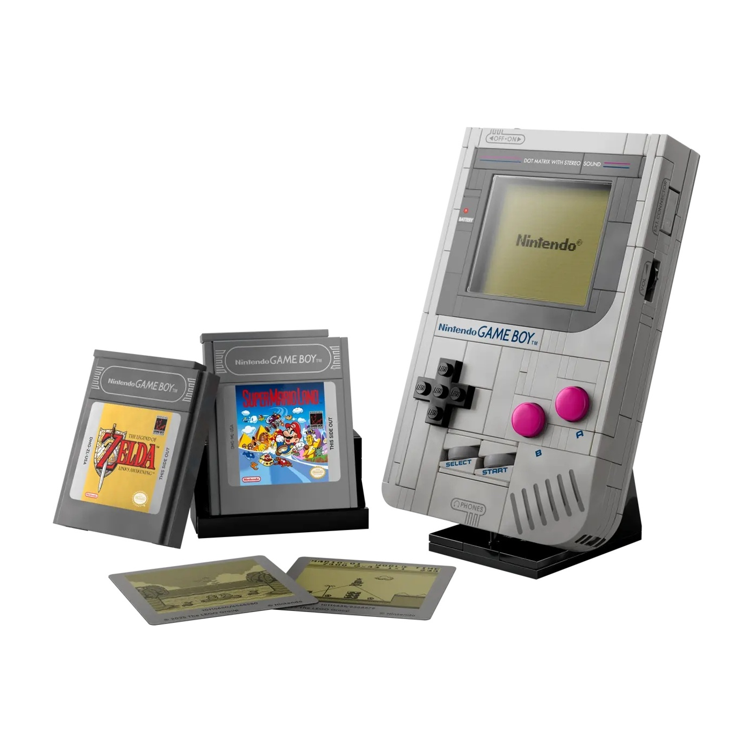 Un modello grigio di Game Boy con cartucce e carte. Le cartucce mostrano Zelda e Mario. Game Boy ha pulsanti e uno schermo.
