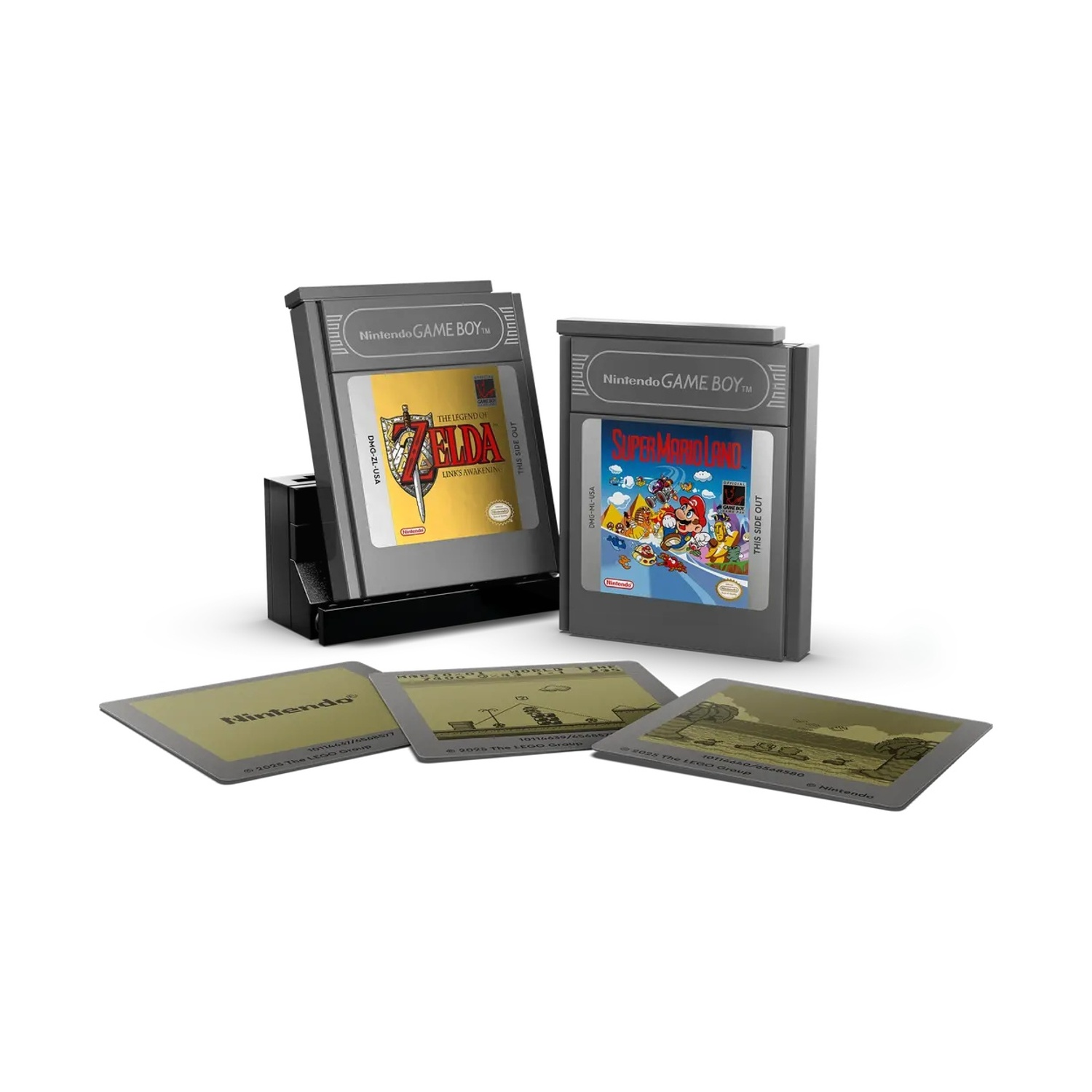 Due cartucce Game Boy: "The Legend of Zelda" e "Super Mario Land". Inoltre, tre carte Nintendo con il logo Nintendo.