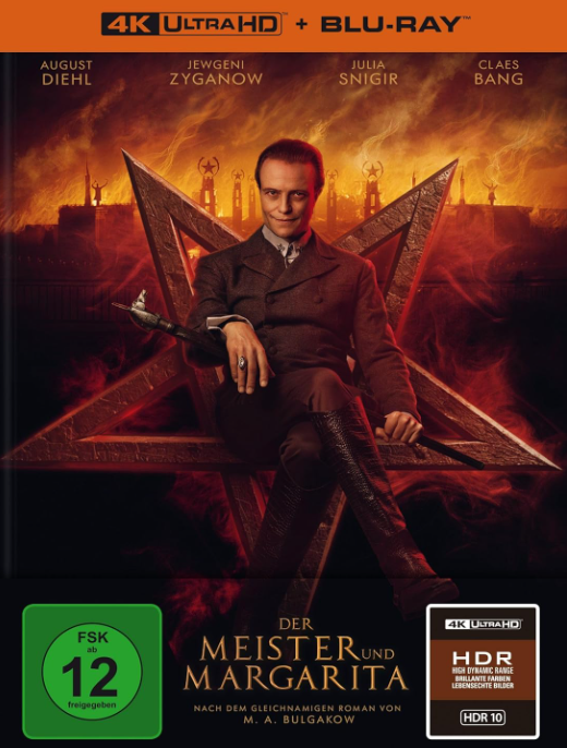 Filmcover. Ein Mann im Anzug sitzt vor einem feurigen Pentagramm. Titel: Der Meister und Margarita. Namen der Schauspieler: August Diehl, Jewgeni Zyganow.