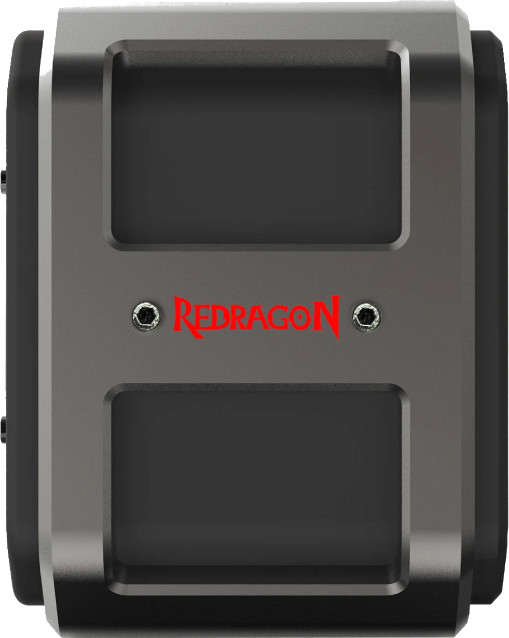 Prostokątne, metalowe urządzenie z czarnym środkiem i czerwonym logo Redragon. Widoczne śruby. Urządzenie ma nowoczesny, przemysłowy design.