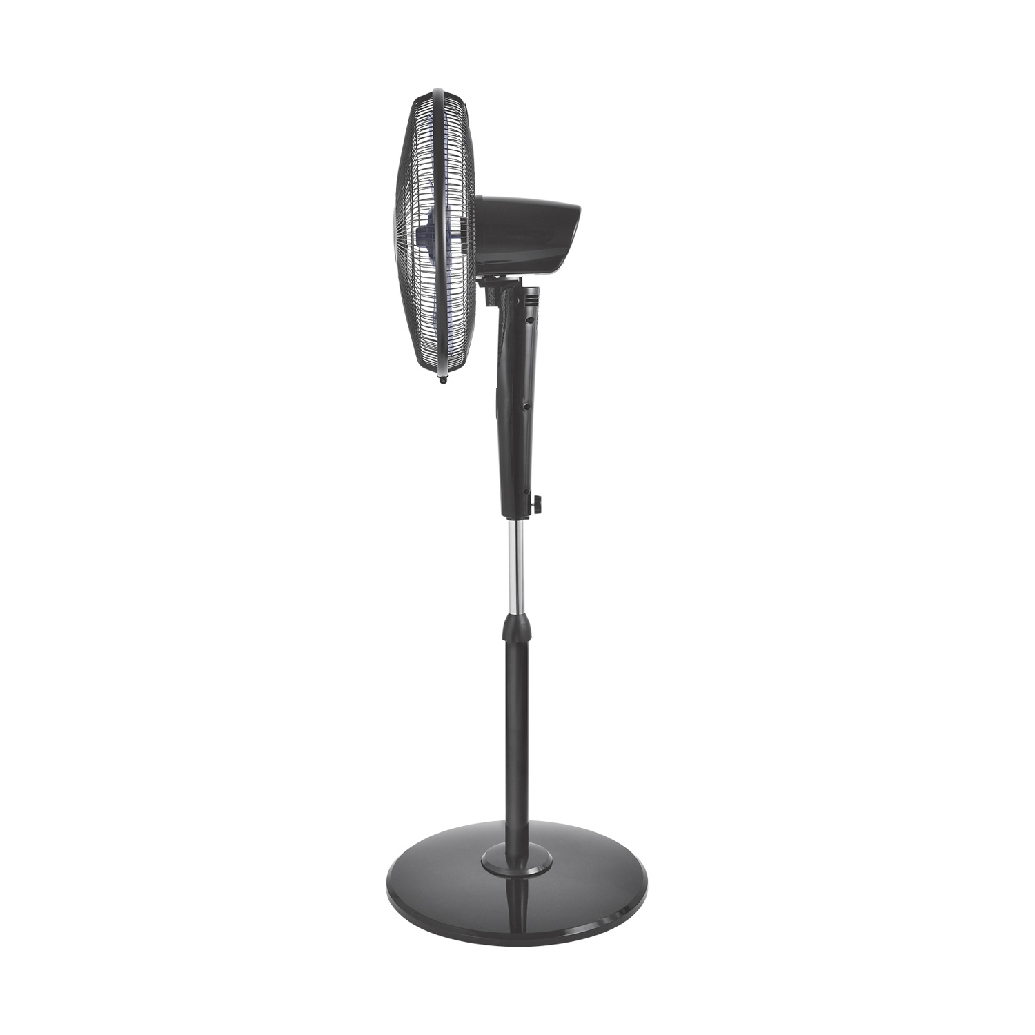 Un ventilatore nero oscillante su sfondo bianco. Ha base rotonda, palo centrale e testa con pale.