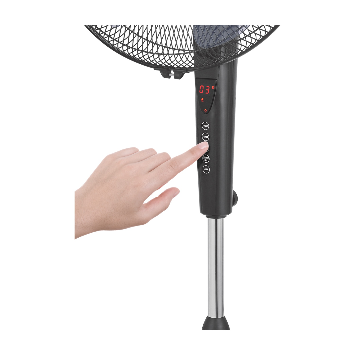 Mano che tocca il pulsante del timer di un ventilatore. Il ventilatore è nero, con display digitale 03. La base è argentata.