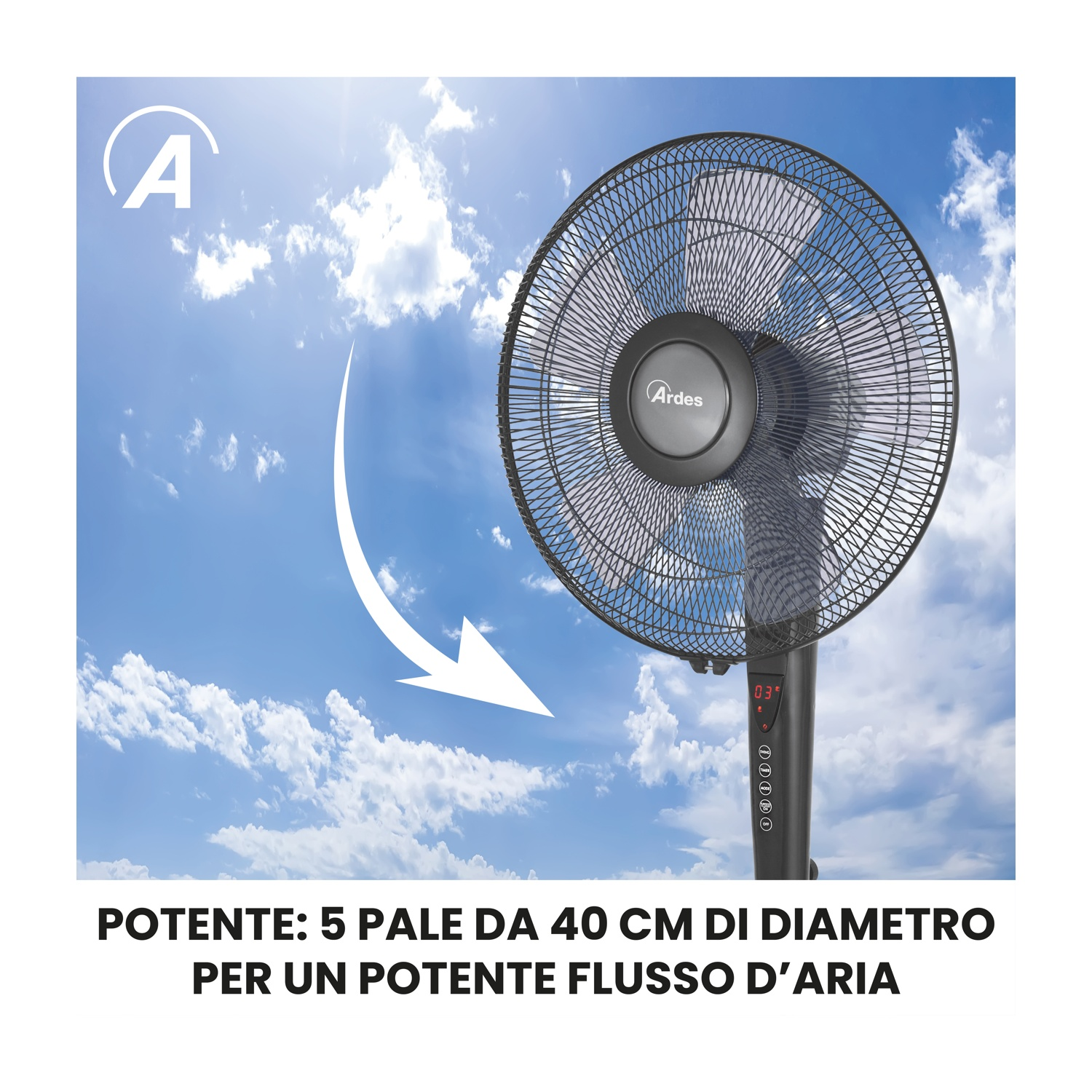 Un ventilatore nero Ardes con sfondo cielo blu. Ha cinque pale e una freccia che indica il flusso d'aria.