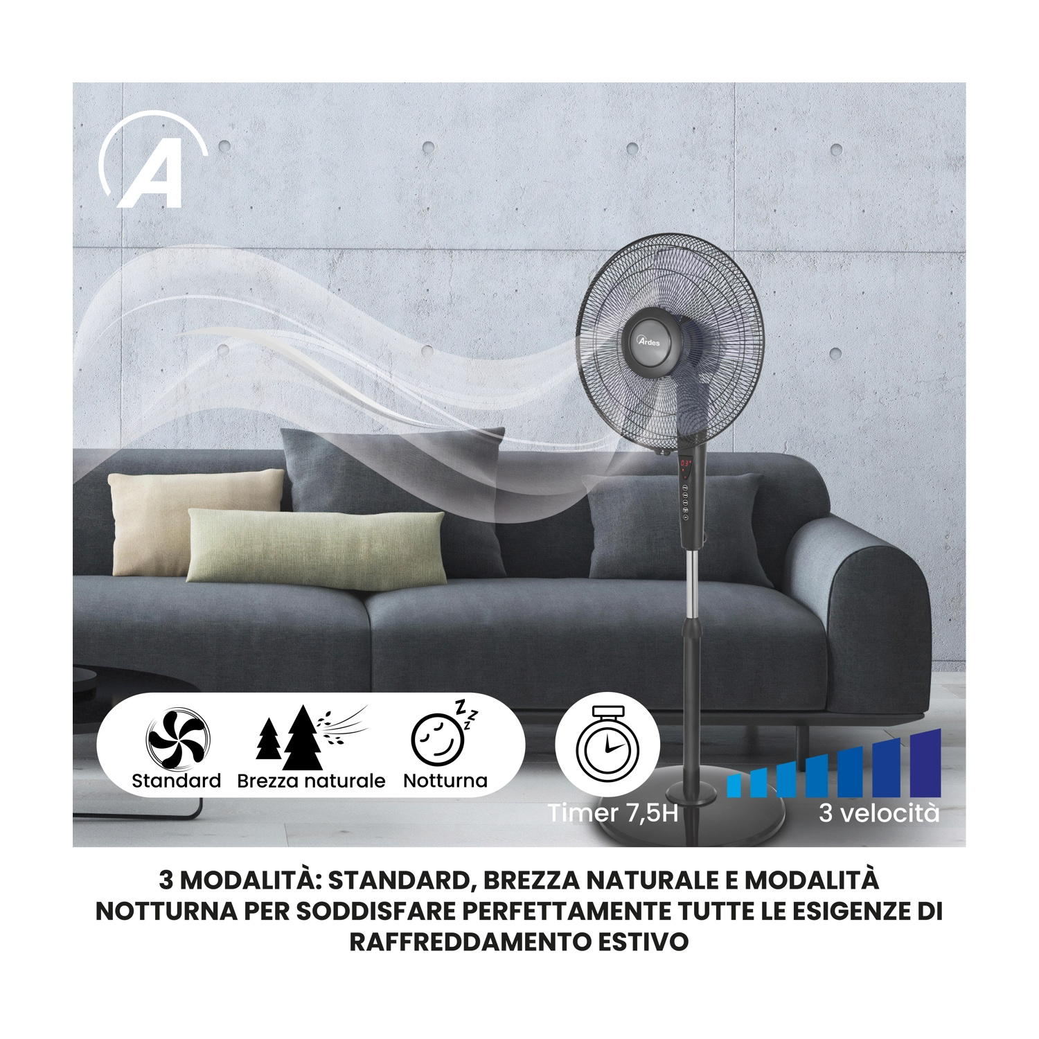 Un ventilatore Ardes nero è davanti a un divano grigio con cuscini. Caratteristiche: Standard, Brezza naturale, Modalità notturna, Timer e 3 velocità.