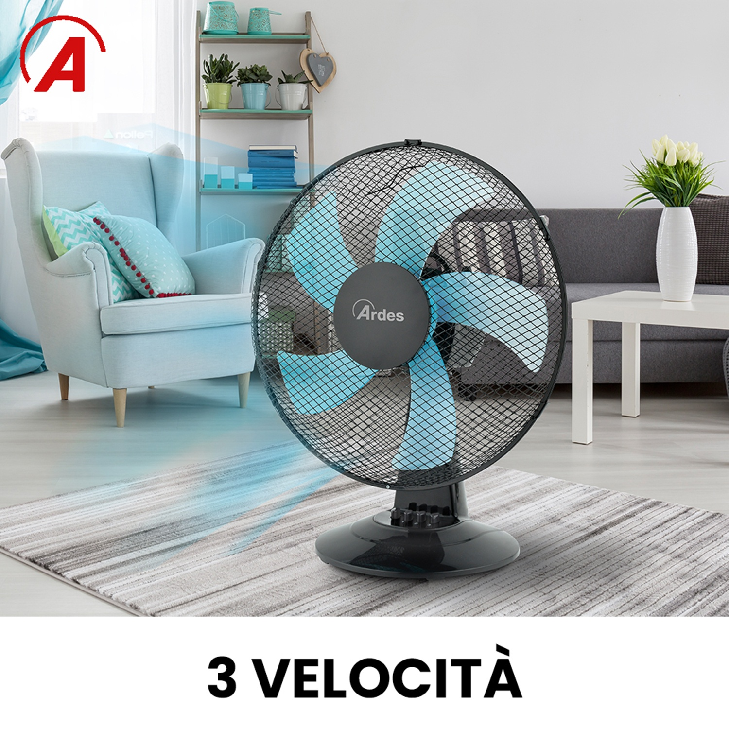 Un ventilatore elettrico con pale blu è su un tappeto grigio. Un divano, una sedia e mensole con piante sono sullo sfondo.