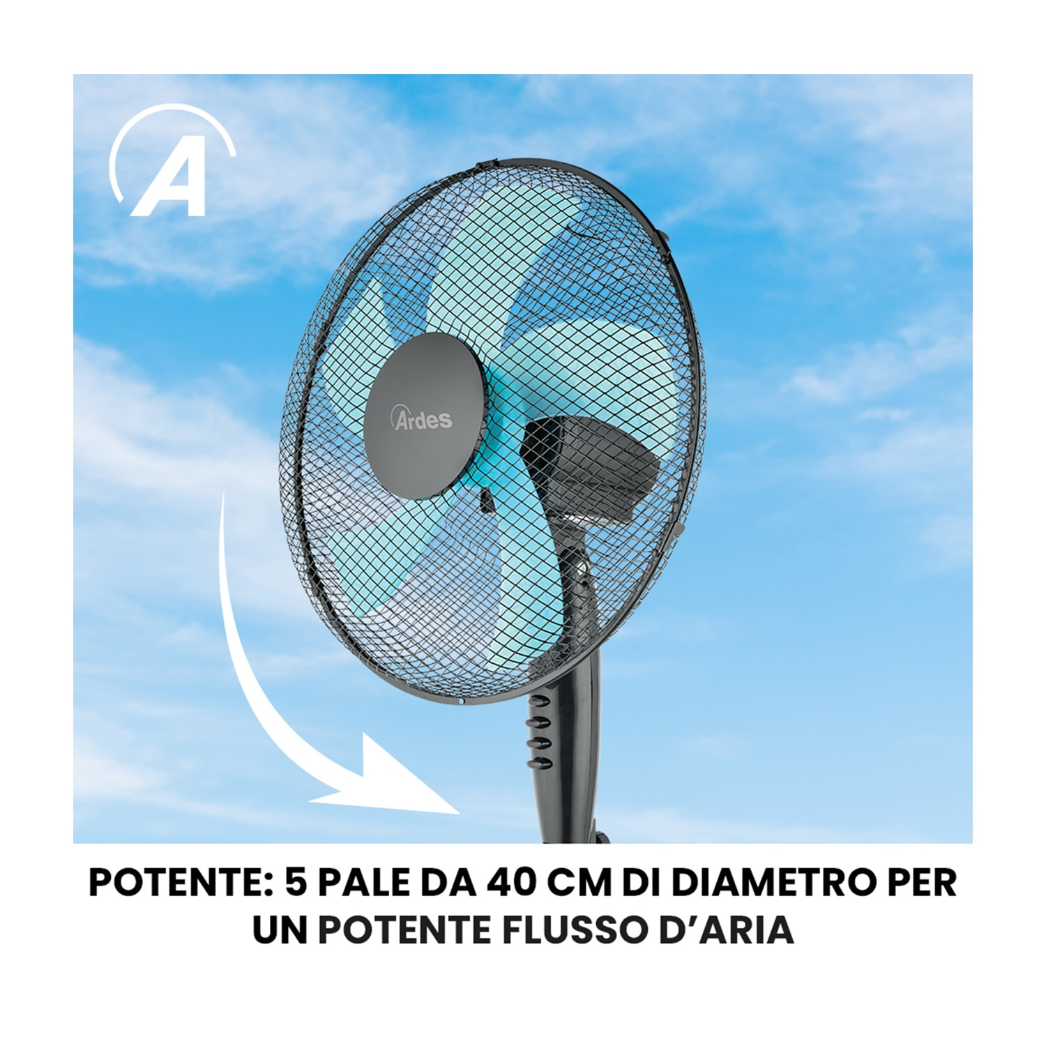 Un ventilatore nero e grigio con una pala blu, su sfondo cielo blu. Testo: POTENTE: 5 PALE DA 40 CM DI DIAMETRO PER UN POTENTE FLUSSO D'ARIA