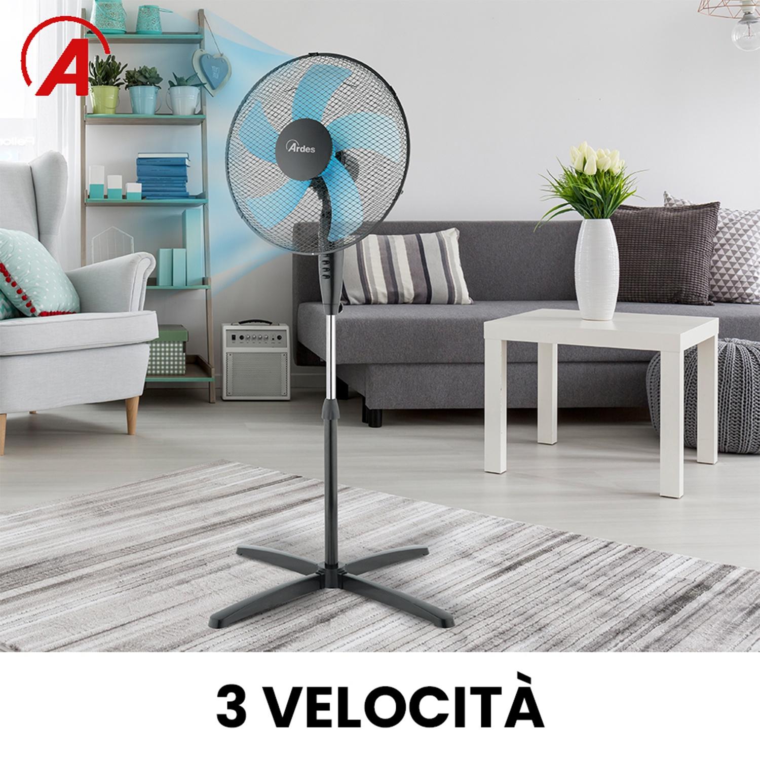 Un ventilatore a colonna con pale blu. Sullo sfondo, un divano, un tavolo con fiori e un tappeto sul pavimento.