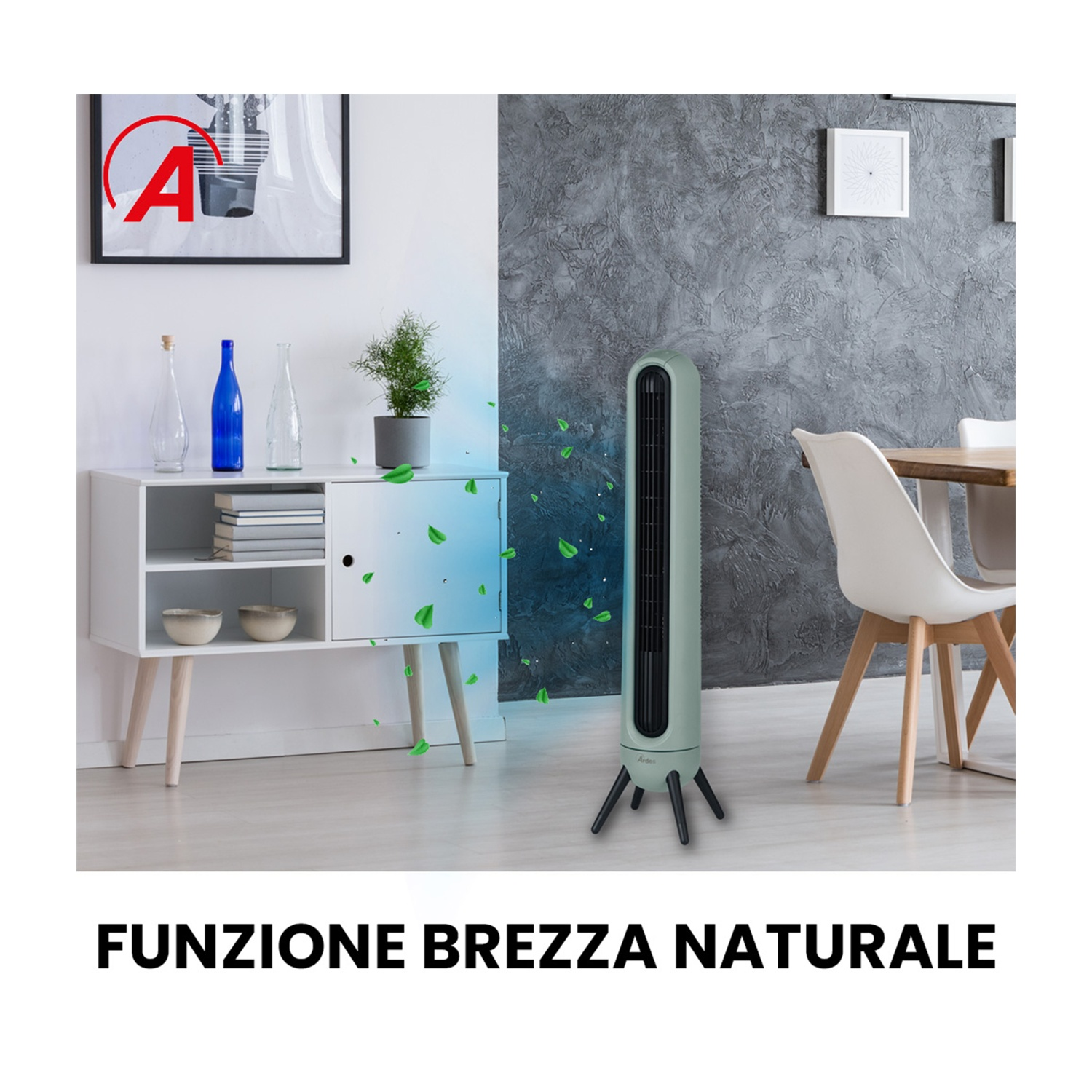 Un soggiorno con ventilatore e mobile con decorazioni. Il ventilatore è color menta. Il testo: FUNZIONE BREZZA NATURALE.